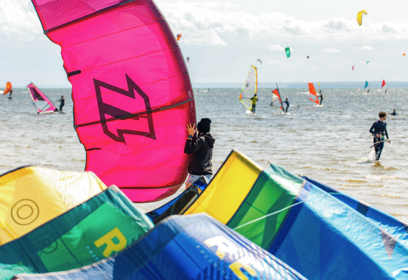 Szkoła Kitesurfingu MALAYKA – Odkryj świat kitesurfingu w najlepszej szkole na Półwyspie Helskim!